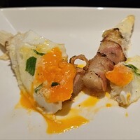 IMPASTO - 藁で香りづけしたグアンチャーレを巻いた“ホワイトアスパラ”のビスマルク風“秘伝”のオイルをかけて