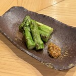 炭火割烹 麻布龍土町 - アスパラガスの炭火焼き