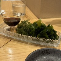 炭火割烹 麻布龍土町 - 海ぶどうとわかめ もみじおろしポン酢
