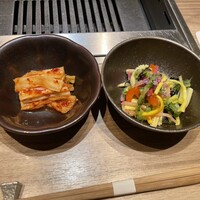 焼肉うしごろ 横浜店 - 左が白菜キムチ、右が野菜のナムル