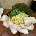 横浜家系らーめん 天王家 - ネギチャーシューメン、TPチャーシューバラ×2、のり、ほうれん草