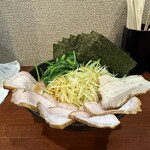横浜家系らーめん 天王家 - ネギチャーシュー麺のチャーシューはデフォでスモークが5枚！右2枚が追加したバラです。