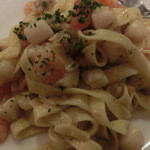 海の幸のオイルベースの自家製フェトチーネ