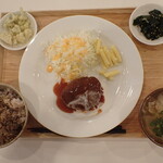 トーコーキッチン - 本日の定食　煮込みハンバーグ　副菜二品、豚汁、ご飯