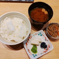 神戸串あげ SAKU - セットの御飯、味噌汁、漬物、きんぴら