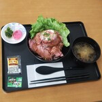 米沢 琥珀堂 - ローストビーフ丼　味噌汁お新香セット