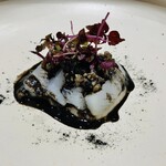 馳走西健一 - 【写真④】泥障烏賊、カリフラワーのピュレ、炭火炙りスナップエンドウ、ゲソとエンペラの烏賊墨ソース