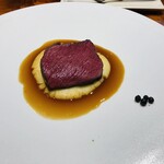 馳走西健一 - 【写真⑩】炭火焼き鹿肉（奥静岡）、じゃがいも（きたあかり）ペースト、塩漬け胡椒