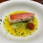 馳走西健一 - 【写真⑤】金目鯛、春キャベツ、トマト、サフランと魚介のスープ