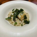 馳走西健一 - 【写真⑪】平貝とドウマンガニ（大井川）のもち麦リゾット、焼きケール