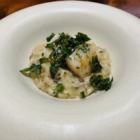 馳走西健一 - 【写真⑪】平貝とドウマンガニ（大井川）のもち麦リゾット、焼きケール