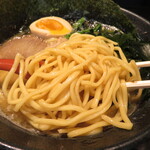 横浜らーめん 源泉 - 麺