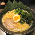 横浜らーめん 源泉 - 醤油豚骨らーめん 850円 わかめ 100円