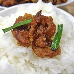 香楽 - ご飯にニラレバをのせて