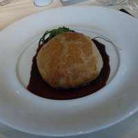 フランス料理 ル・クール - 鹿児島産日本鹿のパイ包み焼き　赤ワインソース