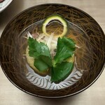 徳ㇵ本也 - 鳥貝と賀茂茄子のお椀