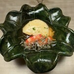 徳ㇵ本也 - とうもろこし豆腐と蓴菜　車海老　下にトマト　百合根　おくら