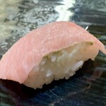 すし富 - サービス、クロマグロのカマトロ。油分がすごくてワサビが効きません。