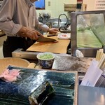 すし富 - フネの上のまな板と包丁。手際がすごい。叩いてます。