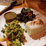 Cafe Lotus - サテは野菜やご飯がついたワンプレートのスタイル