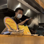 RISTORANTE IL NODO - 料理の説明をするシェフ