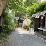 RISTORANTE IL NODO - この奥の２階にIL NODOさんがあります
