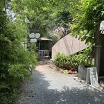 RISTORANTE IL NODO - この奥の２階にIL NODOさんがあります