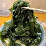 手打ちうどん 上を向いて - 恐ろしいわかめの量✨
