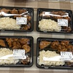 ワタナベ食品 直売店 - 2024/06/07の品揃え
      唐揚げ弁当 450円
      そぼろ丼 400円
      旨辛牛カルビ丼 679円
      チキン南蛮 429円