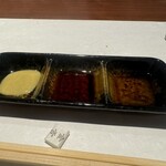 金舌 白金 - レバーのタレ、辛子、醤油、ごま油