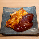 焼肉 黒田 - ホルモン2種盛り  レバー、 シマチョウ