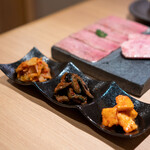 焼肉 黒田 - キムチ3種盛り合わせ  白菜、茄子、長芋