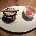 アトリエドアイ - ランチメニュー 2100円 のフォンダンショコラとフランボワーズのソルベ