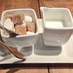 アトリエドアイ - ランチメニュー 2100円 のミルクと角砂糖