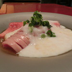 にくの匠 三芳 - 昆布〆にした牛タンをふぐの白子をペーストにしたソースで！