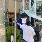 ヌードル＆スパイスカレー 今日の1番 - 開店(6時30分)から約1時間後で並び11名　※AM8:10の退店時は並び15名いました。