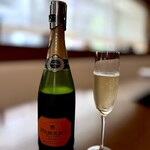 エピセ - ペアリング#1 まずはかけつけ一杯のCAVA。 これからの季節、まずは泡に限ります。