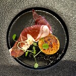 エピセ - もう一品。 阪口シェフと料理の話をしてたら、そういえば長らくフォアグラ食ってない ことを思い出し、さっそく一品お願いしました。 フレッシュなフォアグラをぎゅーっと濃縮、濃密にしたてたパティのよう。 上だけをキャラメリゼして一層濃厚に。 動物性の肝がもつ力強さを感じさせる一品。 生ハムを巻いていただくと、あー、フランス料理食ってる感じでお腹が 仕上がりました。