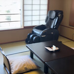 瀬波グランドホテル　はぎのや - 部屋にマッサージ機。