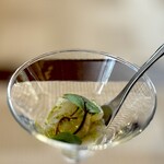 エピセ - アミューズ。 天然ひらめの炙り。 フランス料理らしい、大胆な塩使いで香りを引き立ててます。 3日熟成で旨味が強いにも関わらず、歯ごたえもしっかりで、 オリーブオイルと香草の蒼い香りが旨い！ 食欲が一気に開きます。