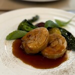 エピセ - これにより、肉質を硬くせず、肉汁を失わず、豊かな食感を作り出します。 赤ワインを重量感のあるたっぷりのソースが艶かしくからみます。 なめらかな食感、蕩けるような肉質と旨味。 鶏でも堂々たるメインディッシュ。