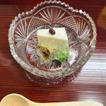 片折 - 先付け
      丸いも豆腐　鮑の柔か煮　たたきおくら　酢橘ゼリー　