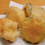 どんつき左 - ズッキーニ、ハモ、ホタテ、牡蠣の天ぷら