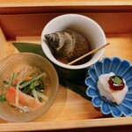 どんつき左 - 赤貝と水菜、黒バイ貝、ホタテの手毬寿司