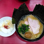 ラーメン 杉田家 - ラーメン並890円＋まるよし280円＋小ライス100円