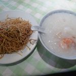 香港食館 - Aセット 香港炒麺+沙拉+海鮮粥 380円