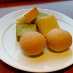 キャトルサンク - ミルク、ほうれん草パン