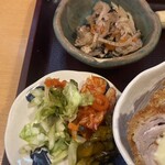 とんかつ しお田 - 盛り合わせ御膳　
      （小鉢、新香）（2024年6月8日撮影）