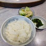 清香園 - ランチのご飯（半分）、サラダ、漬物
