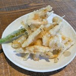蕎麦処鏑屋響 - 白海老天がつゆでふやけないよう、一部取り分けておきます